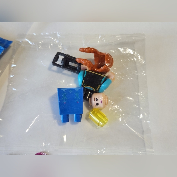 LEGO Anna from Frozen Minifigure (Disney Series 2) - Picture 3 of 4